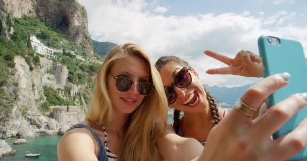 Zwei Frauen Sommerurlaub Sommer Selfie Handy Technologie Spaß Entspannend — Stockvideo
