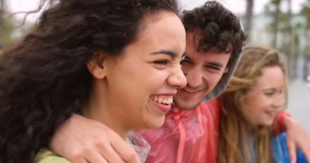 Jóvenes Amigos Alegres Hablando Divirtiéndose Durante Sus Vacaciones — Vídeo de stock