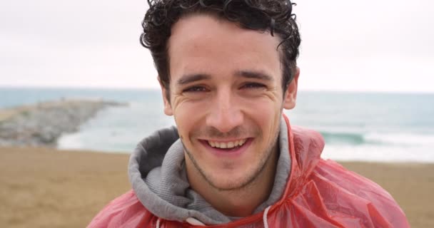 Šťastný Mladý Muž Usmívá Užívá Chladný Den Během Své Dovolené — Stock video