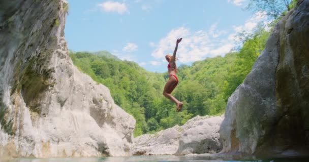 Glückliche Junge Frau Roten Badeanzug Die Einen See Springt Unbekümmerte — Stockvideo