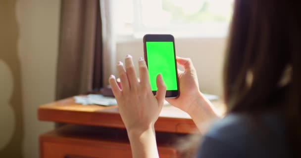 Una Mujer Usando Teléfono Inteligente Mientras Relaja Casa — Vídeo de stock