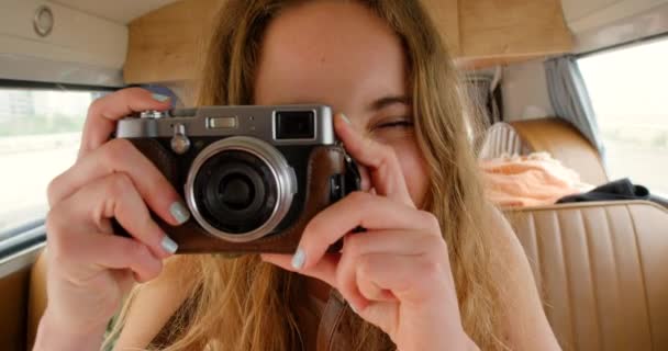 Veselá Mladá Žena Fotografování Zadní Části Své Dodávky Během Výletu — Stock video