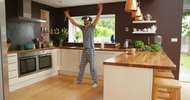 Emocionado Joven Bailando Cocina Con Gafas — Vídeos de Stock