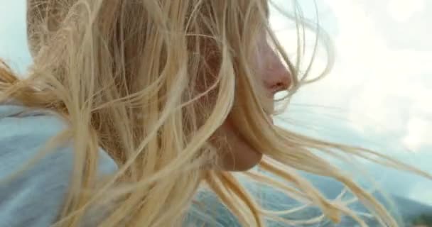 Zbliżenie Blondynki Włosami Twarzy Wietrzny Dzień Jachcie Młoda Kobieta Włosami — Wideo stockowe