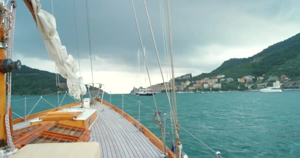Yacht Sailing Coast Liguria Italy Cloudy Day Boat Cruise Italian — Stockvideo