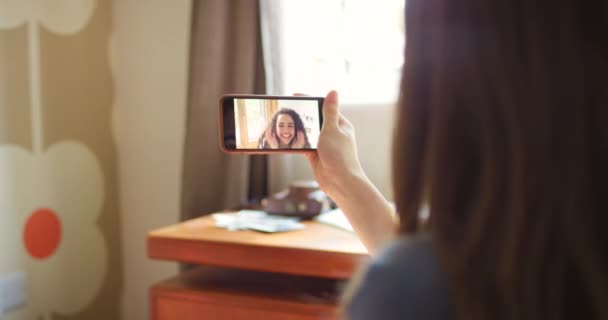 Dois Amigos Felizes Conversando Acenando Durante Uma Chamada Vídeo Feita — Vídeo de Stock