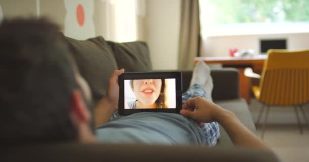 Man Making Video Call His Girlfriend Using His Digital Tablet — Vídeo de Stock