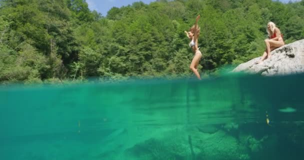 Zwei Glückliche Frauen Entspannen Sich Urlaub Zusammen Einem See Bevor — Stockvideo