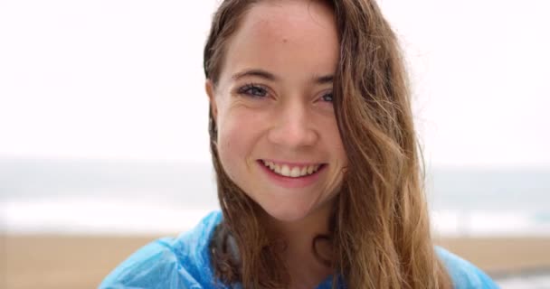 Retrato Una Joven Alegre Disfrutando Sus Vacaciones Sola — Vídeos de Stock