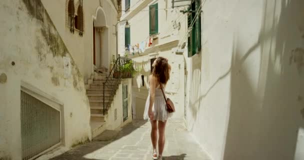 Una Giovane Donna Che Esplora Una Città Durante Sue Vacanze — Video Stock