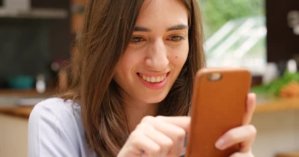 Glimlachende Vrouw Die Een Online Boeking Maakt Haar Smartphone Met — Stockvideo