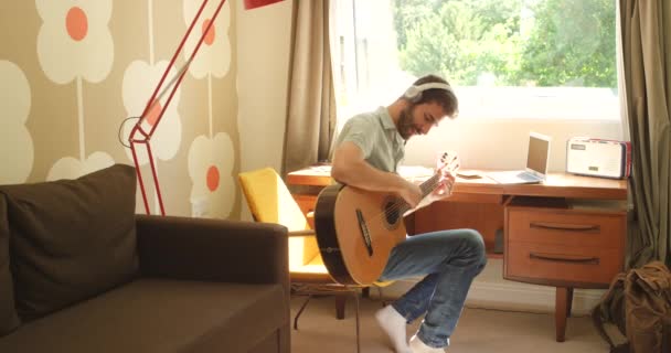 Joven Cantando Tocando Guitarra Casa — Vídeo de stock