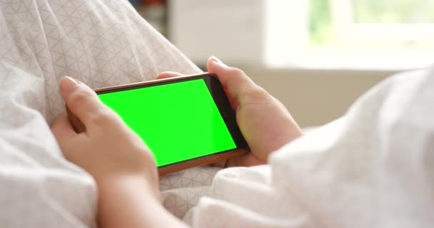 Ένα Άτομο Που Χρησιμοποιεί Ένα Smartphone Ενώ Χαλαρώνει Στο Κρεβάτι — Αρχείο Βίντεο