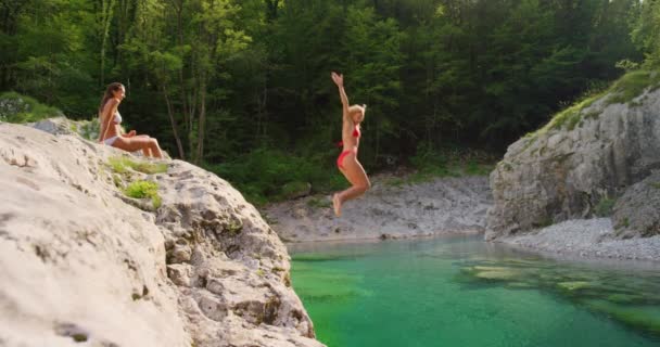 Ενθουσιασμένη Νεαρή Γυναίκα Πηδάει Μια Λίμνη Ενθουσιασμό Νεαρή Γυναίκα Πηδάει — Αρχείο Βίντεο
