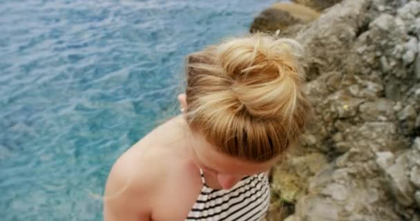 妇女夏季海滩水游假 — 图库视频影像