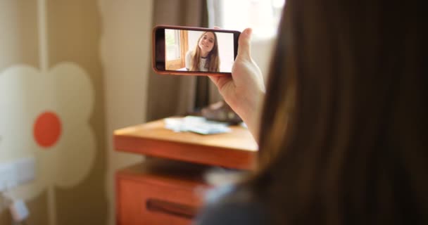 Une Femme Saluant Joyeusement Son Amie Lors Appel Vidéo Passé — Video