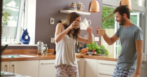 Jonge Vrouw Dansen Met Haar Vriend Keuken Terwijl Het Drinken — Stockvideo