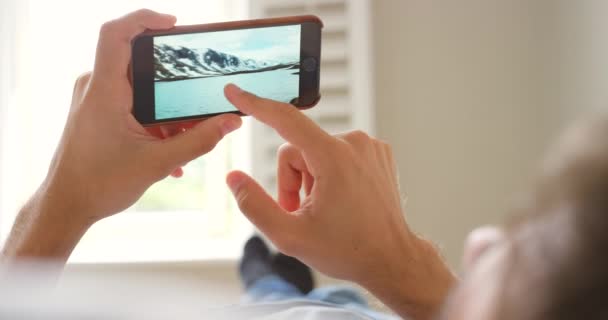 Человек Использующий Мобильный Телефон Просматривать Видео Расслабляясь — стоковое видео