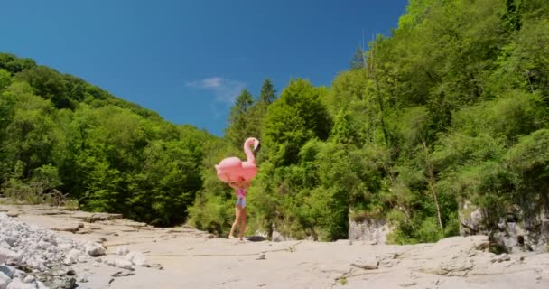 Giovane Donna Che Trasporta Fenicottero Gonfiabile Intorno Lago Nuotare Giovane — Video Stock