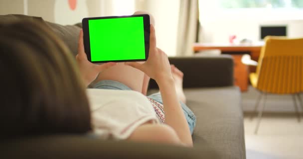 Tablet Digital Sendo Usado Por Uma Mulher Descansando Seu Sofá — Vídeo de Stock