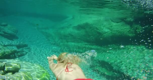 Eine Frau Roten Bikini Urlaub Der Natur Beim Unterwasserschwimmen Einem — Stockvideo