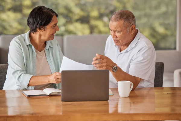 Idosos Casal Pagar Contas Line Laptop Sentado Uma Mesa Casa — Fotografia de Stock