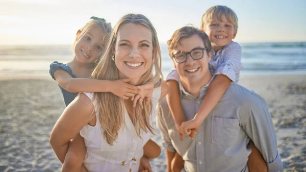 Portrait Happy Caucasian Family Standing Together Beach Loving Parents Spending — Fotografia de Stock