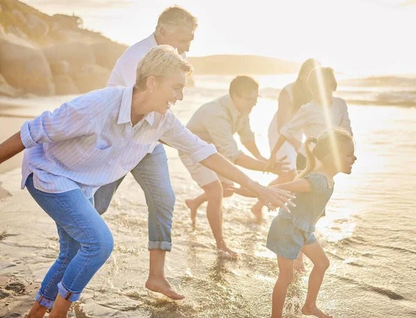 Familia Varias Generaciones Tomados Mano Caminando Por Playa Juntos Familia — Foto de Stock