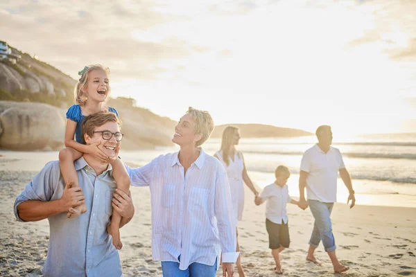 Vícegenerační Rodina Drží Ruce Kráčí Podél Pláže Společně Kavkazská Rodina — Stock fotografie