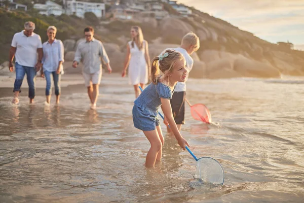 Familia Varias Generaciones Tomados Mano Caminando Por Playa Juntos Familia — Foto de Stock