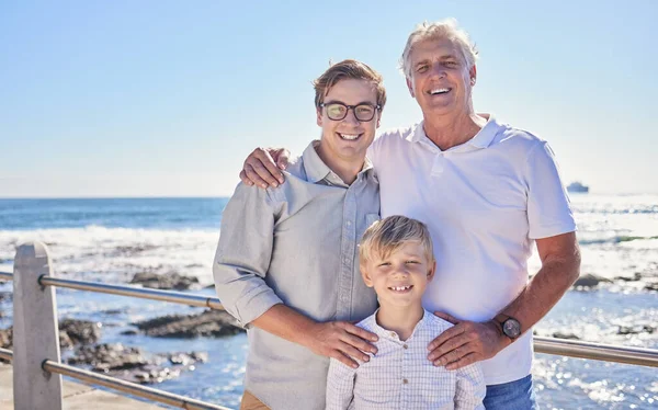 Členové Mužské Rodiny Pózují Společně Pláži Slunečného Dne Dědeček Otec — Stock fotografie