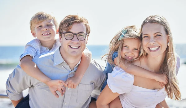 Portret Szczęśliwej Białej Rodziny Dwójką Dzieci Spędzających Razem Czas Plaży — Zdjęcie stockowe