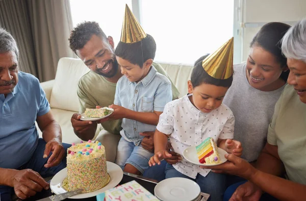 混血种族的家庭庆祝生日 并在家里的休闲地里吃蛋糕 西班牙裔亲戚们享受着甜蜜的蛋糕 在家里微笑着 — 图库照片