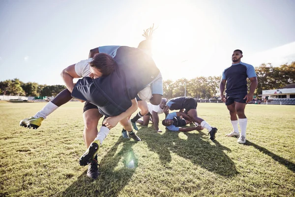 Kaukaski Gracz Rugby Próbuje Zmierzyć Się Przeciwnikiem Podczas Meczu Rugby — Zdjęcie stockowe