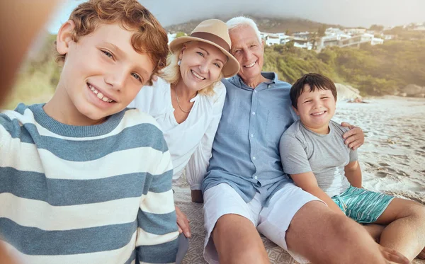Happy Caucasian Grandparents Sitting Grandsons Beach Adorable Happy Children Bonding — Stockfoto