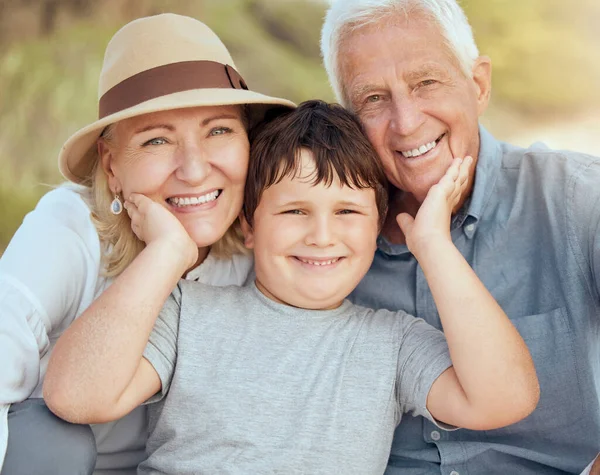 Happy Caucasian Grandparents Sitting Grandson Beach Adorable Happy Child Bonding — Fotografia de Stock