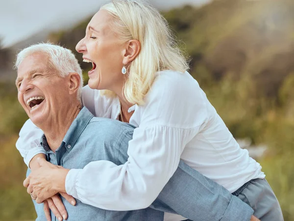 一对快乐成熟的高加索夫妇在海滩度假时享受新鲜空气 笑着退休夫妇正在做有氧运动 同时开心地玩耍 并在浪漫的约会中玩乐 — 图库照片