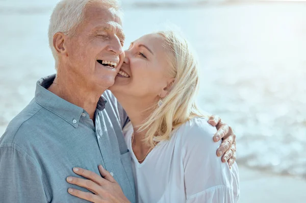 一对快乐成熟的高加索夫妇在海滩度假时享受新鲜空气 笑容满面的退休夫妇拥抱拥抱在一起 同时在外面拥抱 — 图库照片