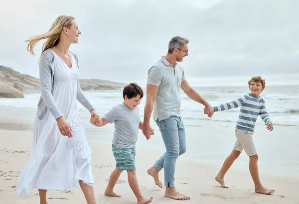 Šťastní Běloši Rodiče Děti Drží Ruce Při Procházce Podél Pobřeží — Stock fotografie