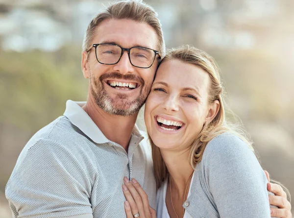 Retrato Casal Caucasiano Maduro Feliz Amoroso Desfrutando Uma Data Romântica — Fotografia de Stock