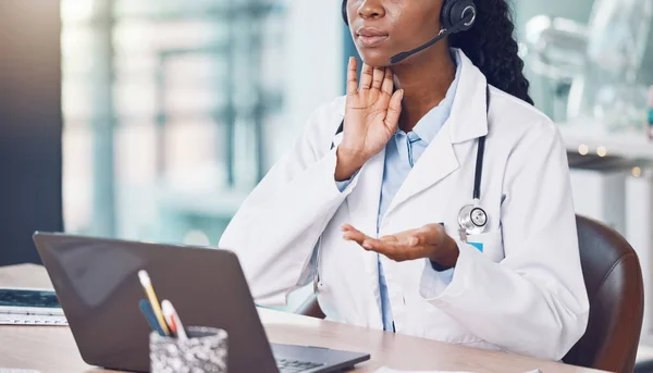 Closeup African American Woman Doctor Using Her Laptop Online Remote — ストック写真