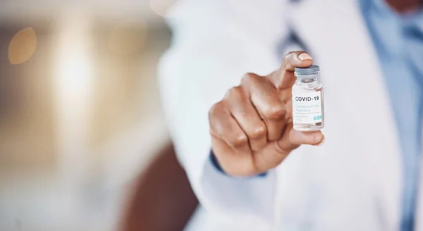 Κοντινό Χέρι Αφροαμερικανού Γιατρού Που Κρατάει Ένα Μπουκάλι Εμβόλιο Για — Φωτογραφία Αρχείου