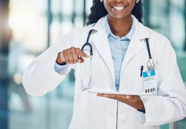 디지털 태블릿을 사용하여 아프리카 미국인 의사를 클로즈업하고 병원의 작용한다 현대의 — 스톡 사진