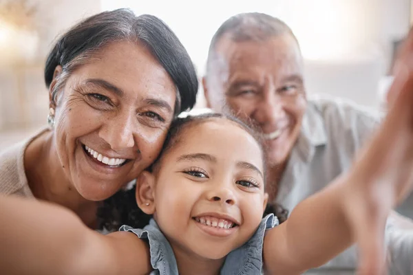 Portrait Smiling Mixed Race Grandparents Granddaughter Taking Selfie Lounge Home — ストック写真
