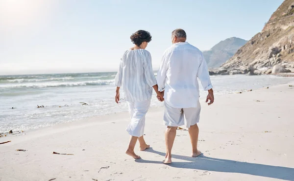 一对年龄较大的混合族夫妇在海滩上浪漫地散步 在阳光灿烂的夏日室外牵着手散步的背景图 — 图库照片