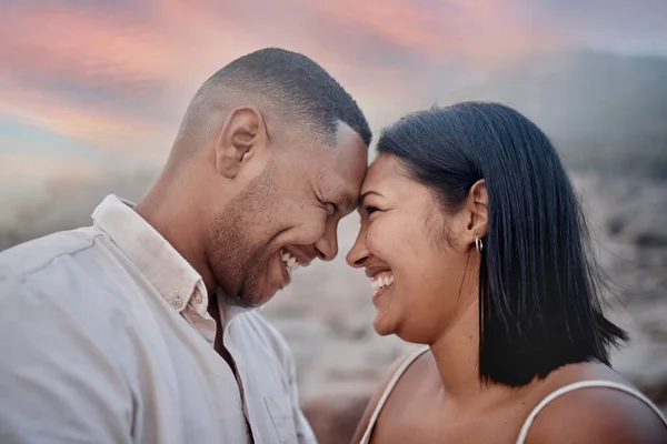 一对年轻多情的混血种族夫妇站在海滩上 日落时在室外微笑 西班牙夫妇在海滩上的浪漫约会中表现出爱情和爱情 — 图库照片