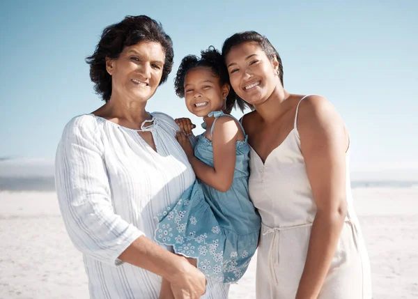 Uśmiechnięta Mieszana Rodzina Rasy Stojąca Razem Plaży Szczęśliwej Latynoskiej Babci — Zdjęcie stockowe