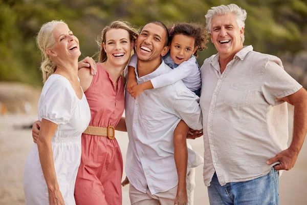 一对年长的高加索夫妇带着他们的孩子和孙子在海滩上的肖像 不同种族的家庭在海滩上悠闲自在地享受着快乐和友谊 — 图库照片