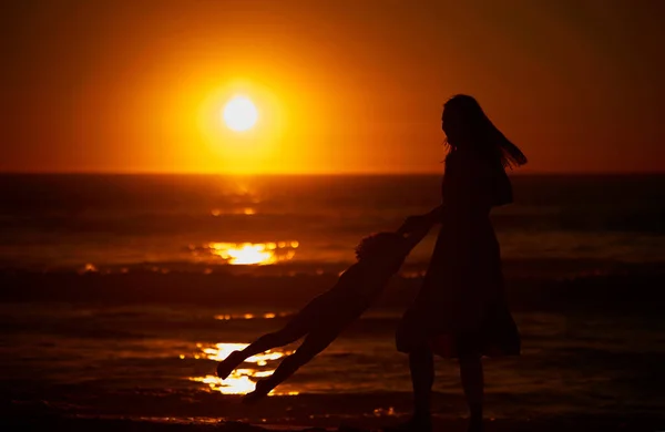 Glückliche Mutter Und Ihr Entzückendes Kleines Mädchen Amüsieren Sich Strand — Stockfoto