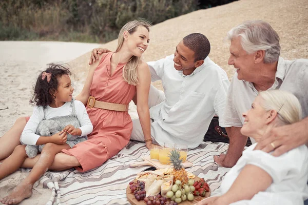 Close Van Een Gemengd Ras Familie Met Een Picknick Het — Stockfoto